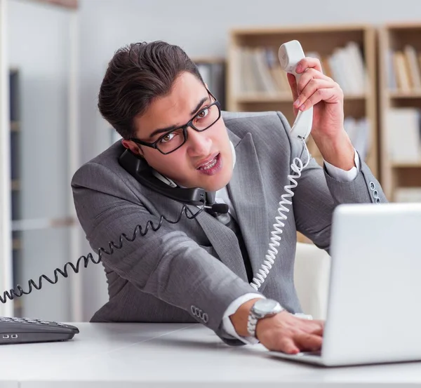 Opérateur de helpdesk en colère dans le bureau — Photo