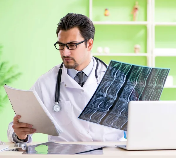 Doktor radyoloji uzmanı hastanede röntgen taramasına bakıyor. — Stok fotoğraf