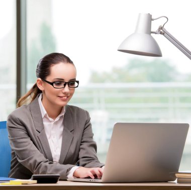 Masasında çalışan iş kadını.