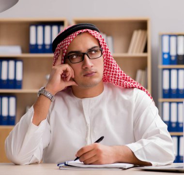 Ofiste çalışan Arap işadamı.