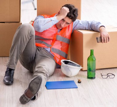 Teslimatçı işte sarhoş.