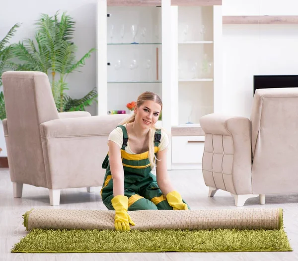 Professionelle Putzfrauen reinigen Teppich — Stockfoto