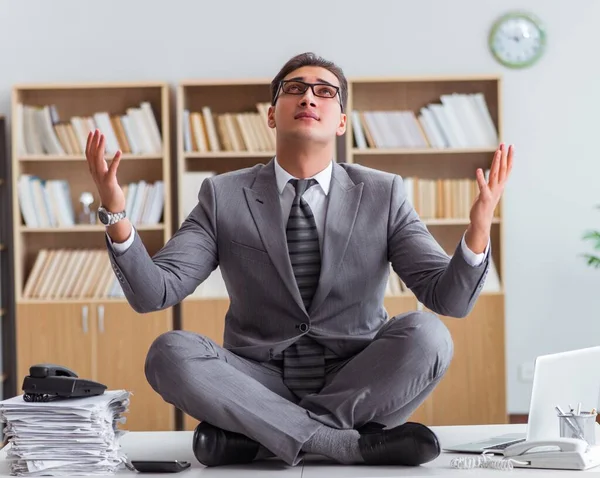Schöne Meditation auf dem Bürotisch — Stockfoto