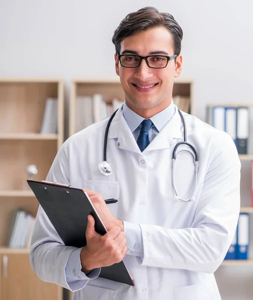 Junge erwachsene Ärztin arbeitet im Krankenhaus — Stockfoto