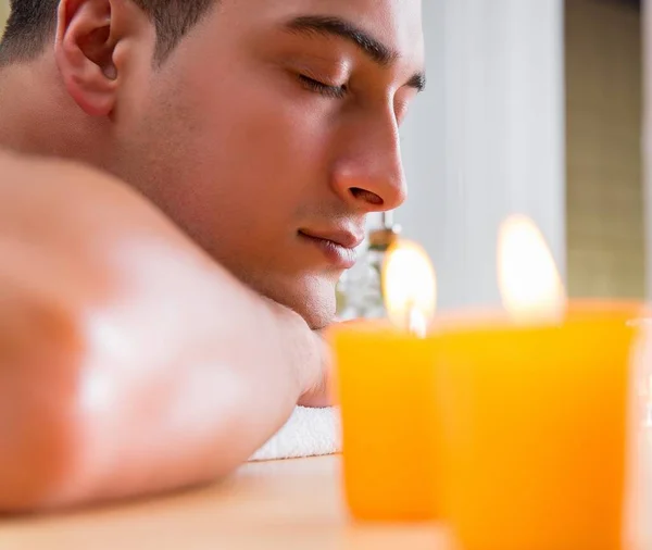 Stilig man under spa massage session — Stockfoto