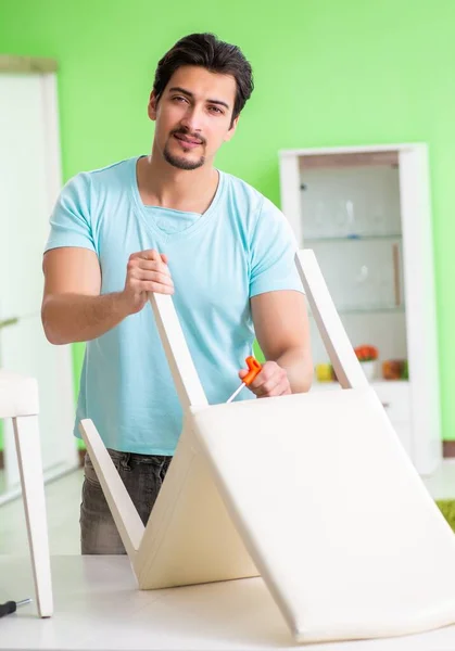 Man repareert meubels thuis — Stockfoto