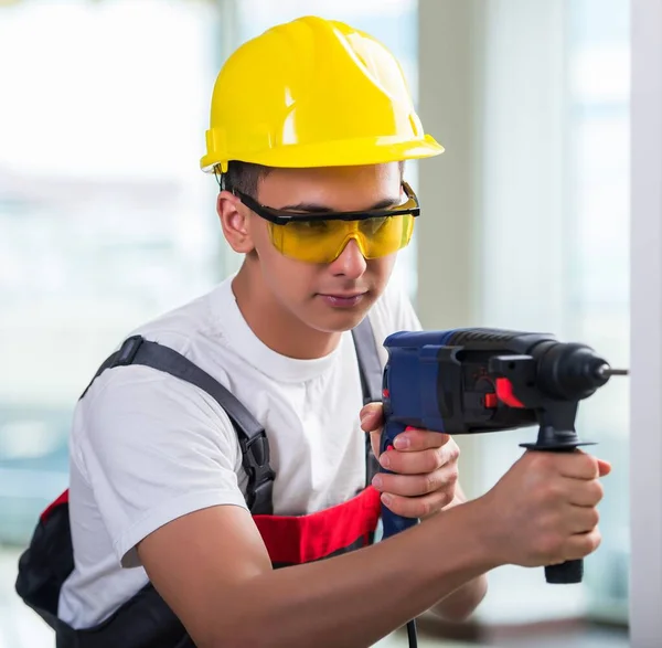 Mann bohrt mit Bohrmaschine in Wand — Stockfoto