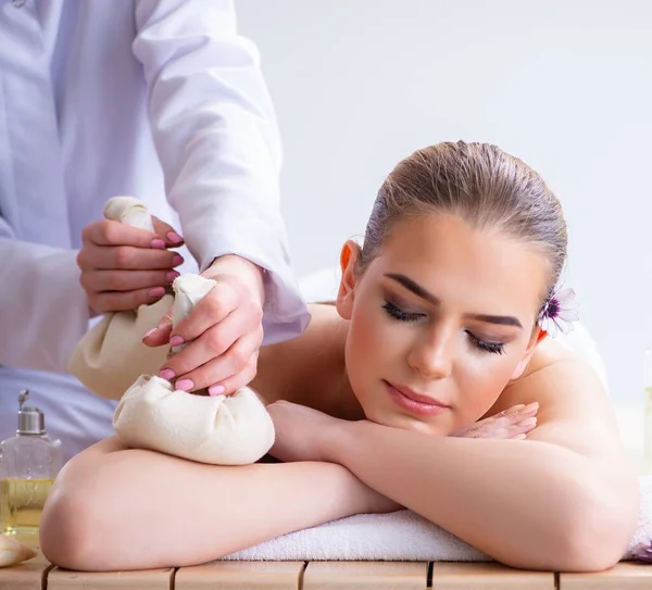 Женщина во время массажа в спа — стоковое фото