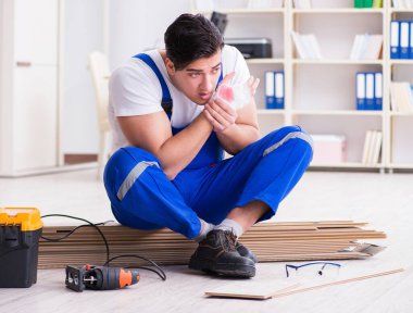 Zemin kaplamalarında çalışan genç bir işçi.