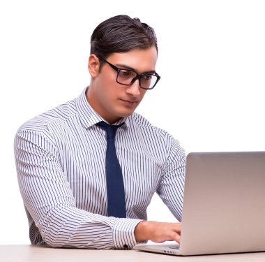 Dizüstü bilgisayarı olan adam beyazda izole edildi