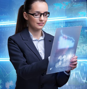 Çevrimiçi hisse senedi ticareti konseptinde iş kadını