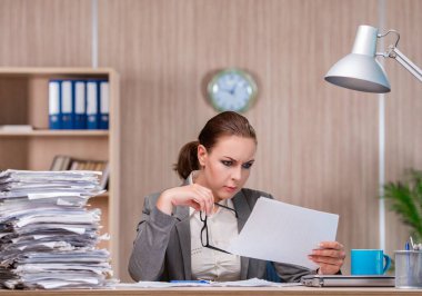 Ofiste çalışan iş kadını.