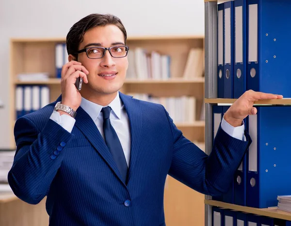 Yakışıklı işadamı üstünde hareket eden telefon konuşma