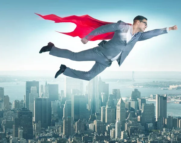 Homme d'affaires dans le concept de super-héros avec couverture rouge — Photo