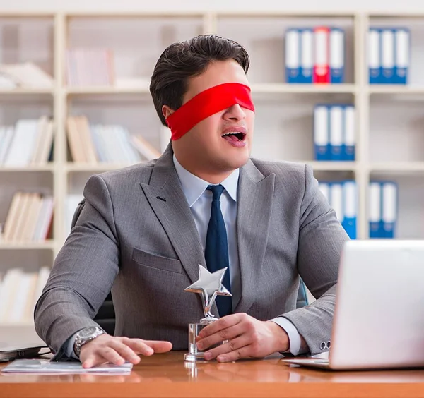 Blindfold affärsman sitter vid skrivbordet på kontoret — Stockfoto