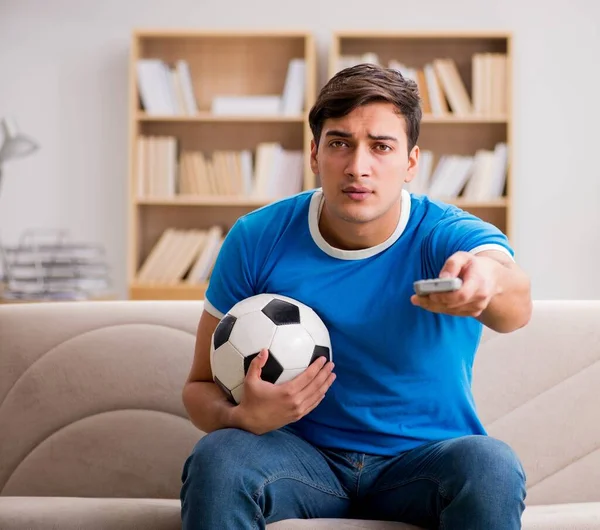 Człowiek, oglądanie piłki nożnej w domu — Zdjęcie stockowe