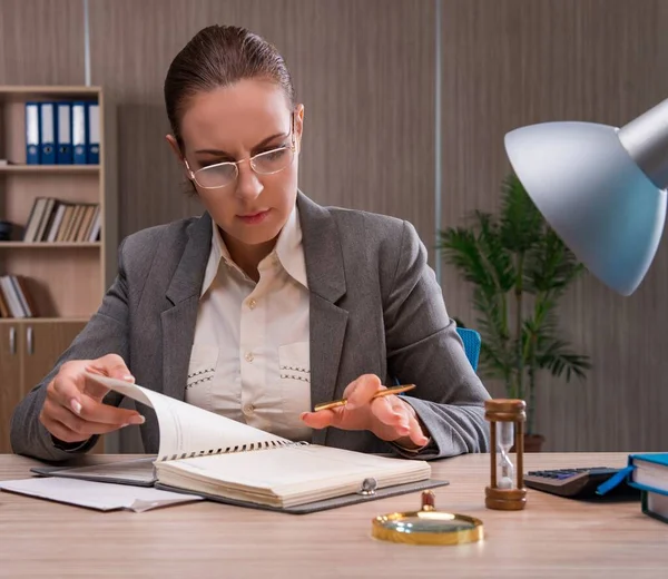 Zakenvrouw werkzaam op kantoor — Stockfoto