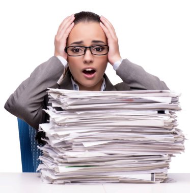 Beyaz kağıda yığınları ile kızgın kadın