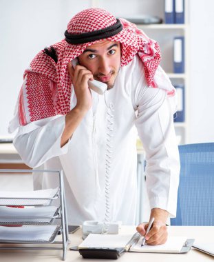 Ofiste çalışan Arap işadamı.