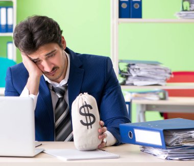 İşadamı ofiste aşırı çalışmaktan memnun değil.