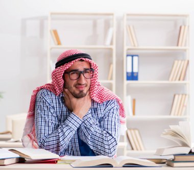 Üniversite sınavlarına hazırlanan Arap öğrenci