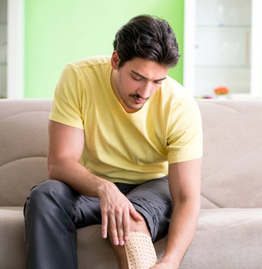 Acıyı dindirmek için biber yapıştıran bir adam.