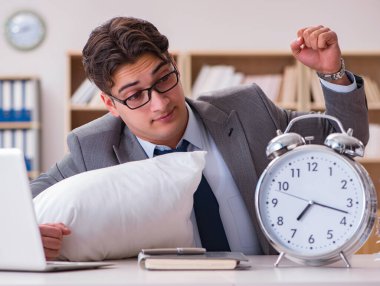 Yorgun adam evde uyuyor, çok işi var.