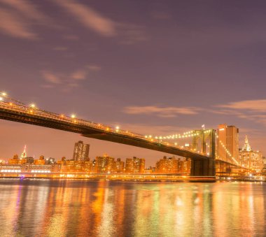 Manhattan ve Brooklyn köprüsünün gece manzarası