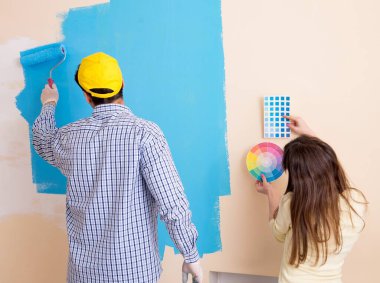 Karı koca evlerinde tadilat yapıyorlar.