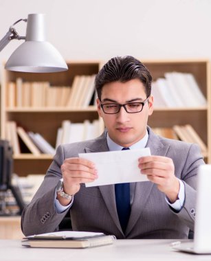 İşadamı ofisten mektup alıyor.