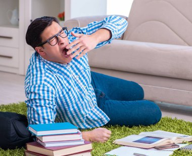 Evde sınava hazırlanan genç bir öğrenci.