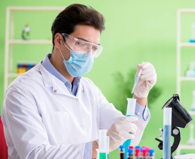 Laboratuvarda çalışan bir kimyager.