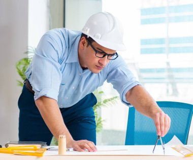 İnşaat mühendisi yeni proje üzerinde çalışıyor