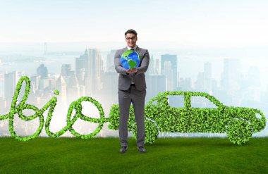 Biyoyakıtla çalışan arabalı bir iş adamı.