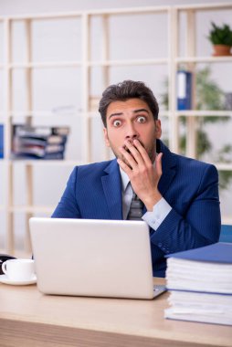 Ofiste çalışan yakışıklı bir genç.