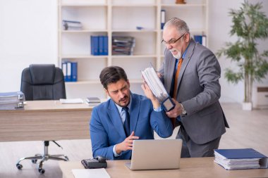 Ofiste çalışan iki meslektaşım.