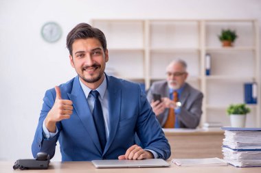 Ofiste çalışan iki meslektaşım.