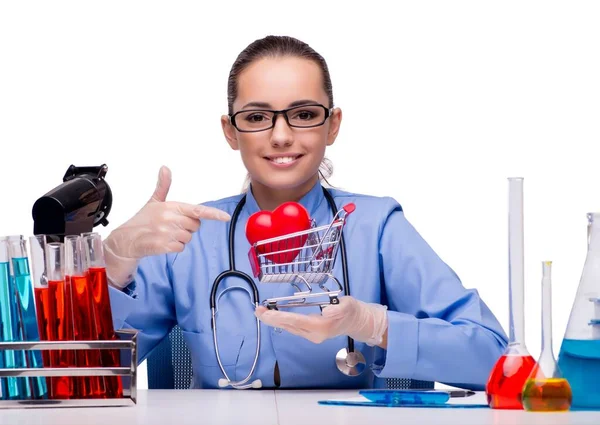 Jonge arts met rood hart in lab — Stockfoto