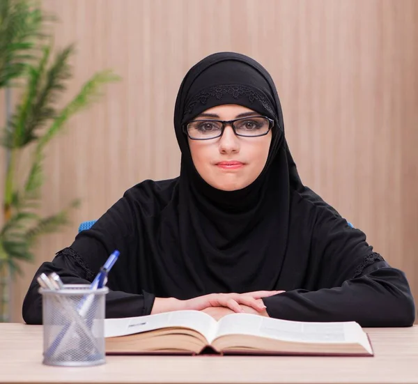 女性イスラム教徒の学生の試験のための準備 — ストック写真