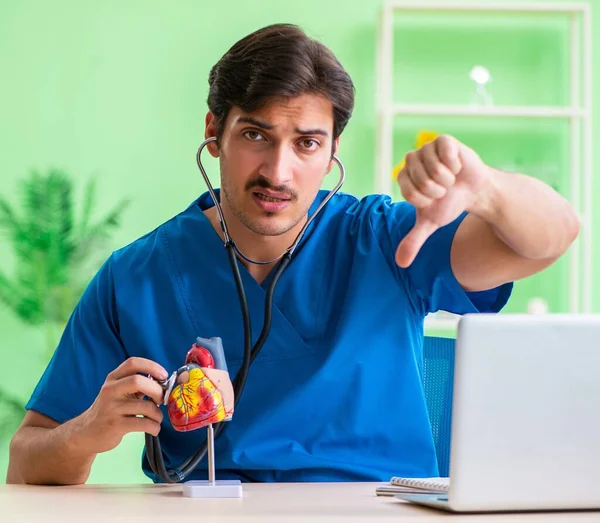 Arts student uitleggen hartproblemen — Stockfoto