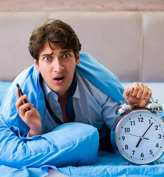 침실에서 근무하는 고용인들은 근무 시간의 관리직에 늦는다 — 스톡 사진