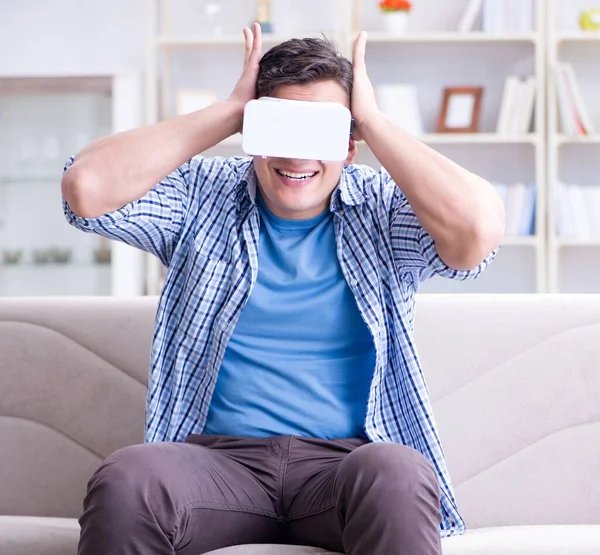 Homem com óculos de realidade virtual jogando em casa — Fotografia de Stock