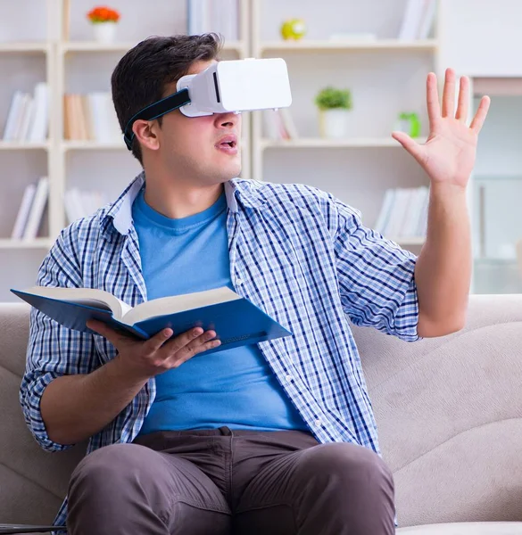 Étudiant indépendant avec lunettes de réalité virtuelle à la maison — Photo