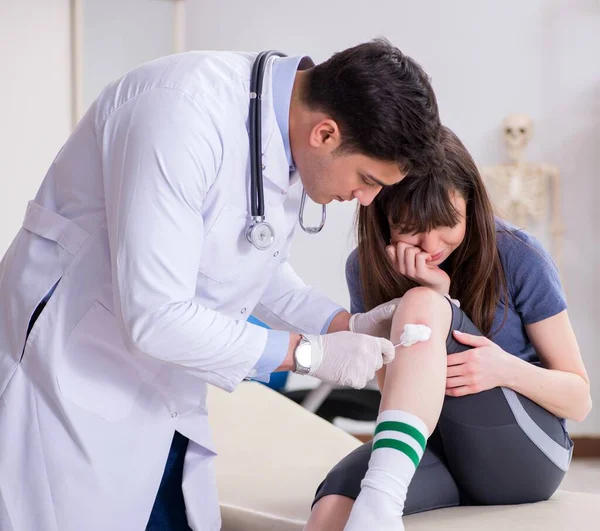 Médico visitante del paciente después de sufrir lesiones deportivas — Foto de Stock