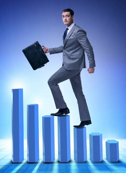 Hombre de negocios escalando gráficos de barras en concepto de negocio —  Fotos de Stock