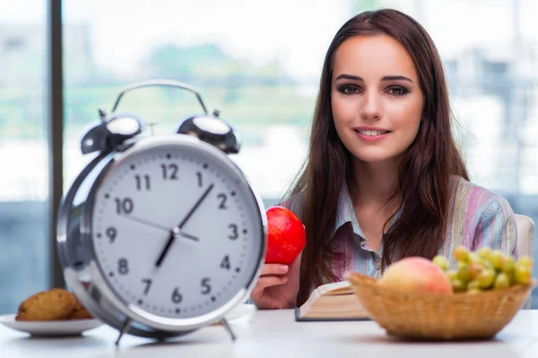 Chica joven desayunando por la mañana — Foto de Stock