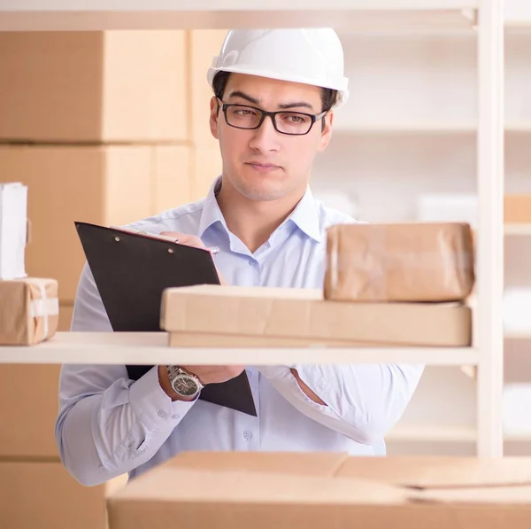 Man werkzaam in postbezorging — Stockfoto