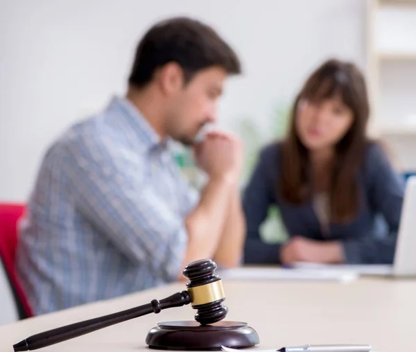 Mulher advogado reunião com seu cliente masculino no escritório — Fotografia de Stock