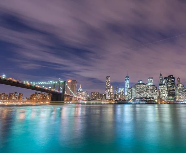 Nattutsikt över Manhattan och Brooklyn Bridge — Stockfoto