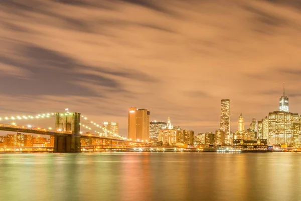 Vista notturna su Manhattan e sul ponte di Brooklyn — Foto Stock